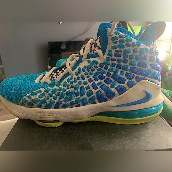 Nike Lebron 17 - Picture 2 of 4